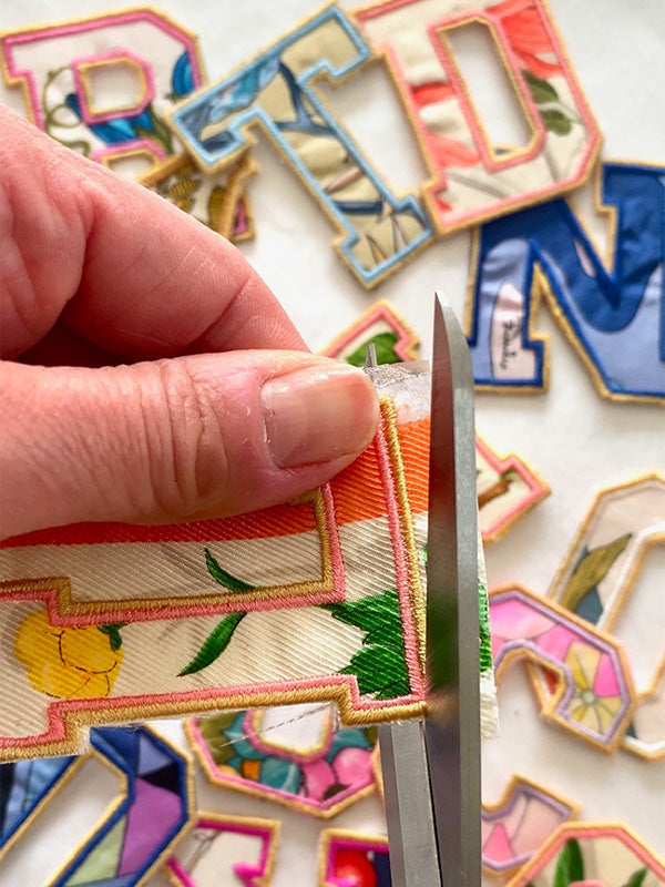 Histoire patch thermocollant brodé petite lettre finitions à la main, savoir-faire artisanal, pièce unique