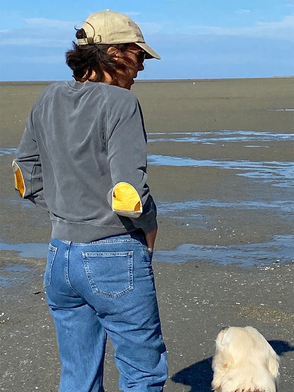 Histoire Virginie fondatrice de Bonjour Cocotte portant un sweat avec patch thermocollants coudières et son golden retriever
