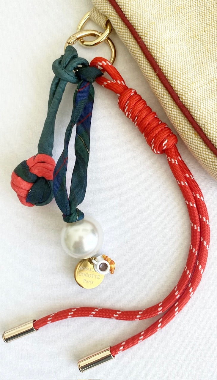 bijou de sac porté clés en para corde et soie vintage avec charm tasse à café croissant pièce unique par Bonjour Cocotte