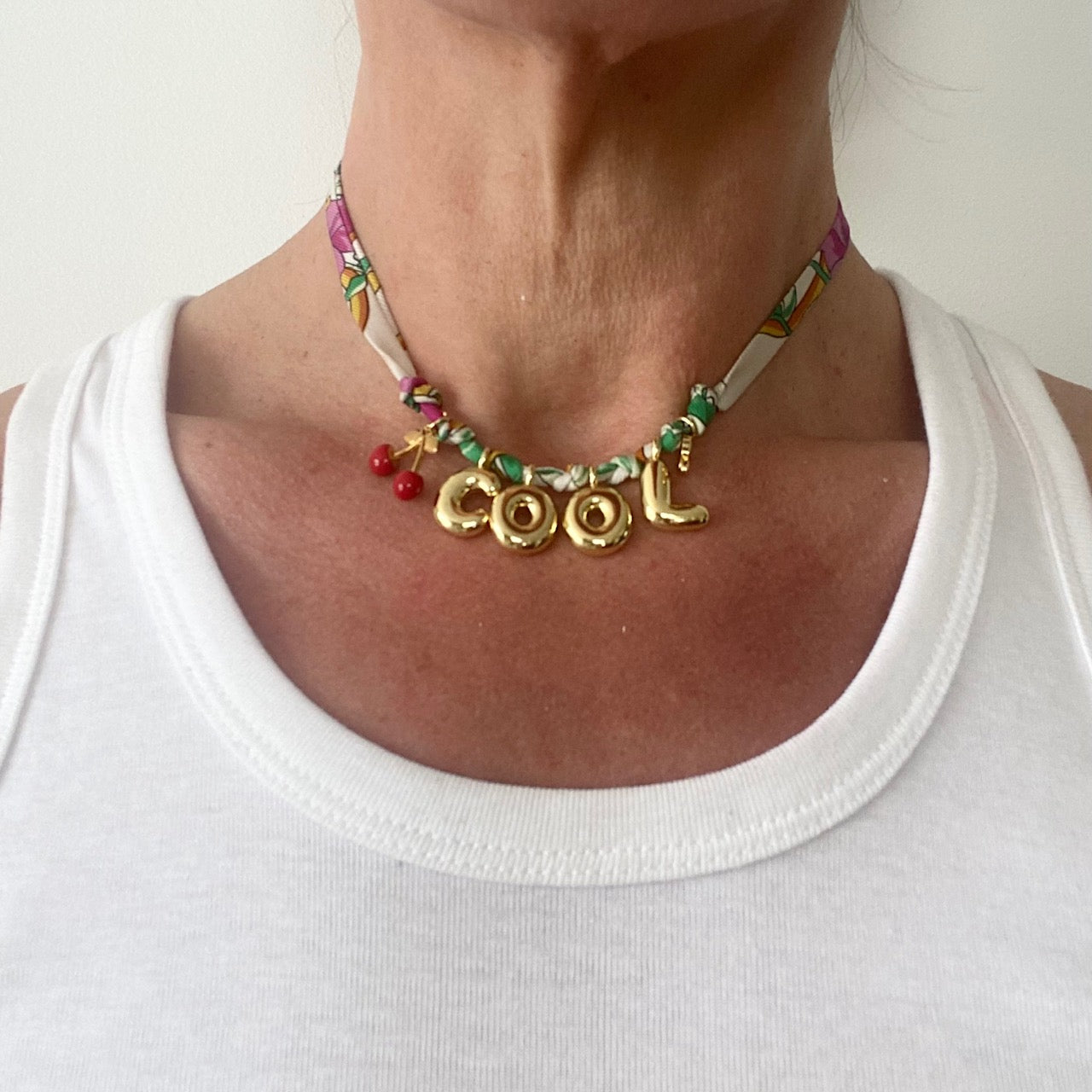 collier charms plaqué or cool twilly  en soie foulard Gucci vintage revalorisé par Bonjour Cocotte