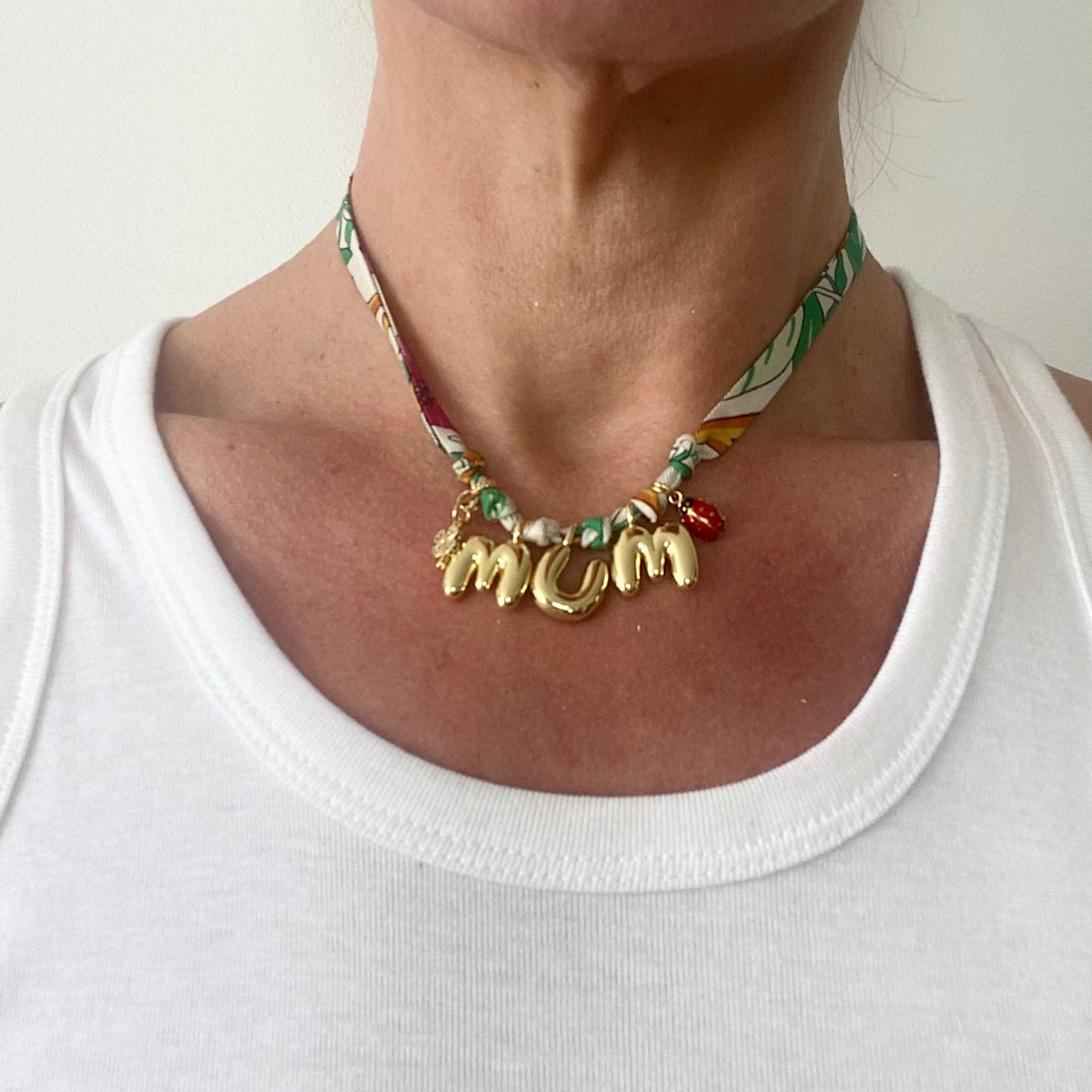 collier charms plaqué or mum twilly  en soie foulard Gucci vintage revalorisé par Bonjour Cocotte
