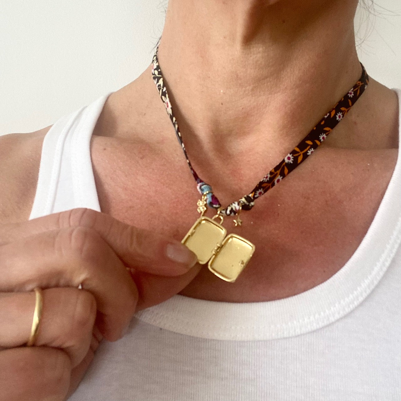 collier charms plaqué or twilly  en soie foulard Balmain vintage revalorisé par Bonjour Cocotte