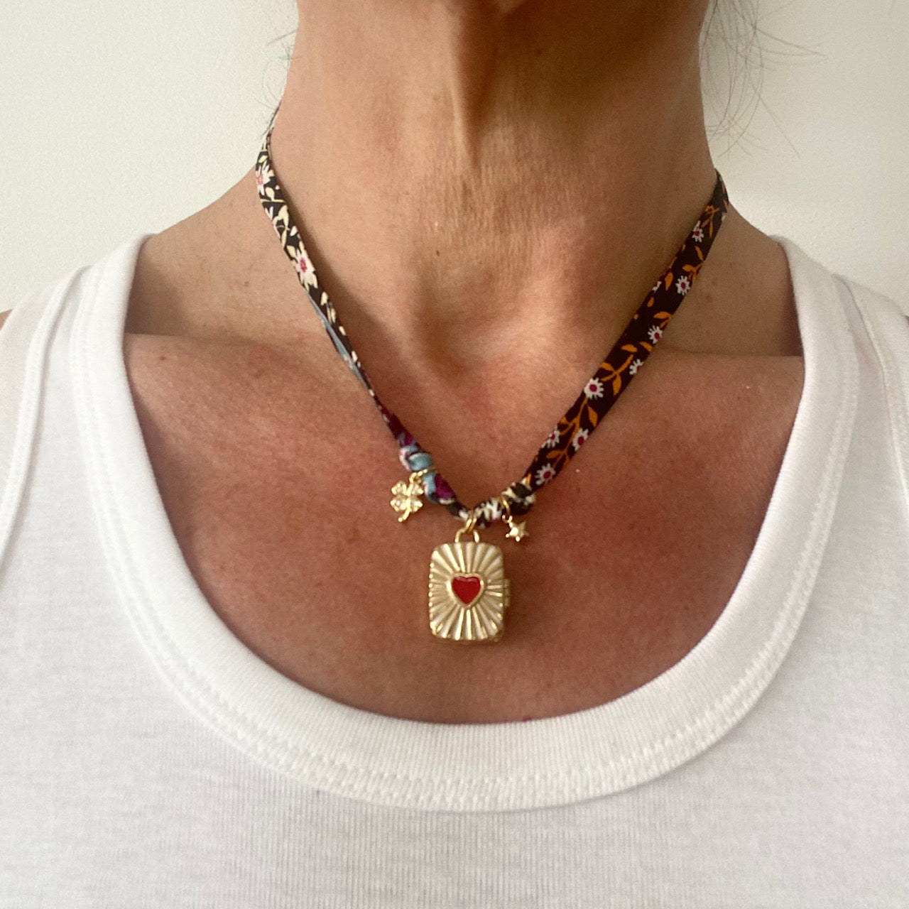 collier charms plaqué or twilly  en soie foulard Balamin vintage revalorisé par Bonjour Cocotte