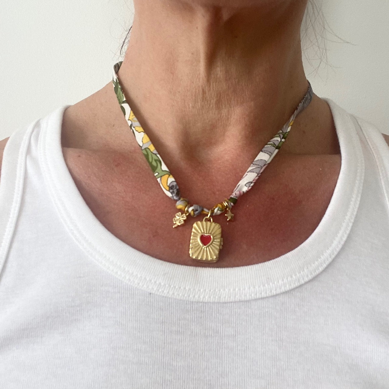 collier charms plaqué or twilly  en soie foulard Gucci vintage revalorisé par Bonjour Cocotte