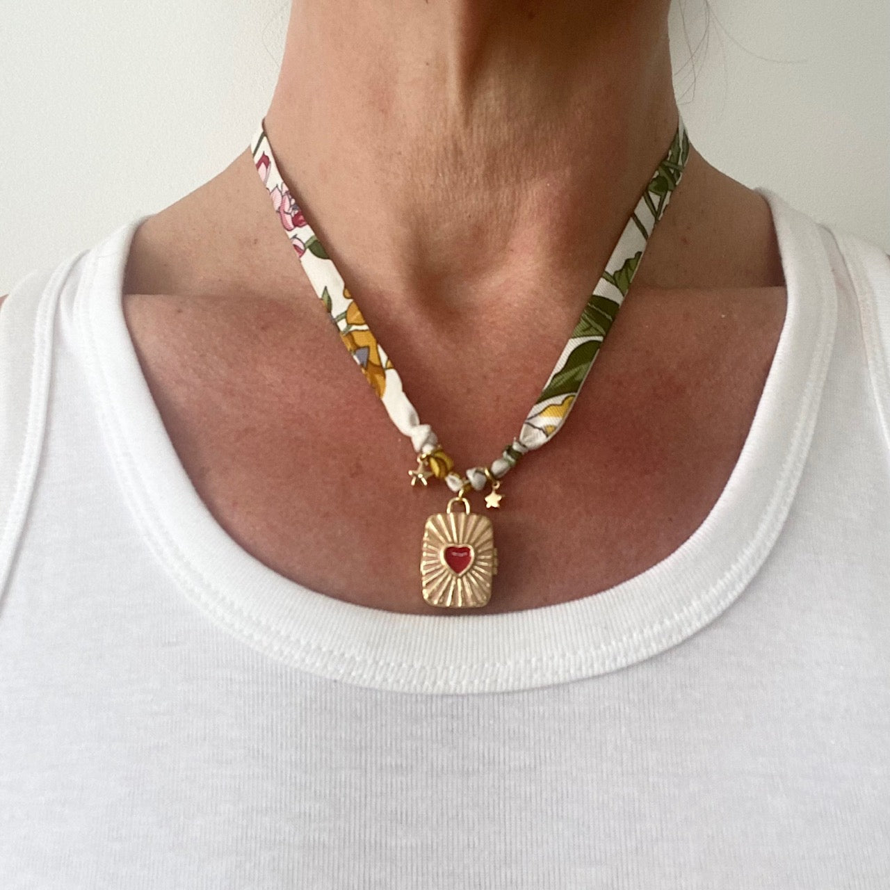 collier charms plaqué or twilly  en soie foulard Gucci vintage revalorisé par Bonjour Cocotte