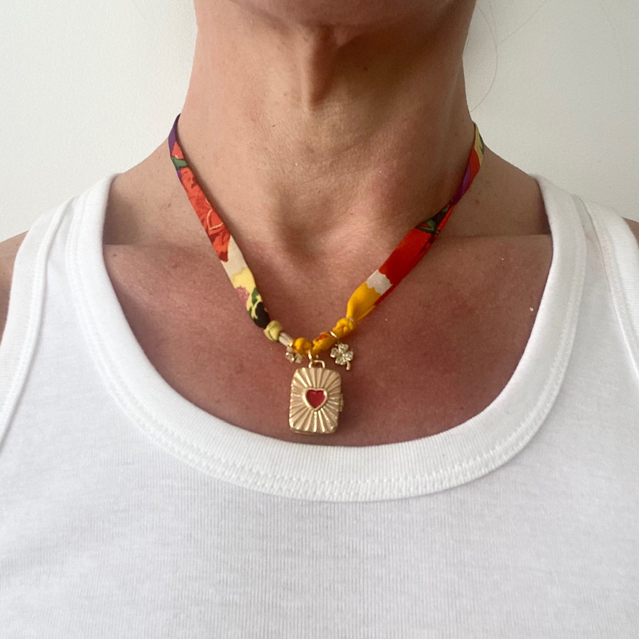 collier charms plaqué or twilly  en soie foulard Ungaro vintage revalorisé par Bonjour Cocotte