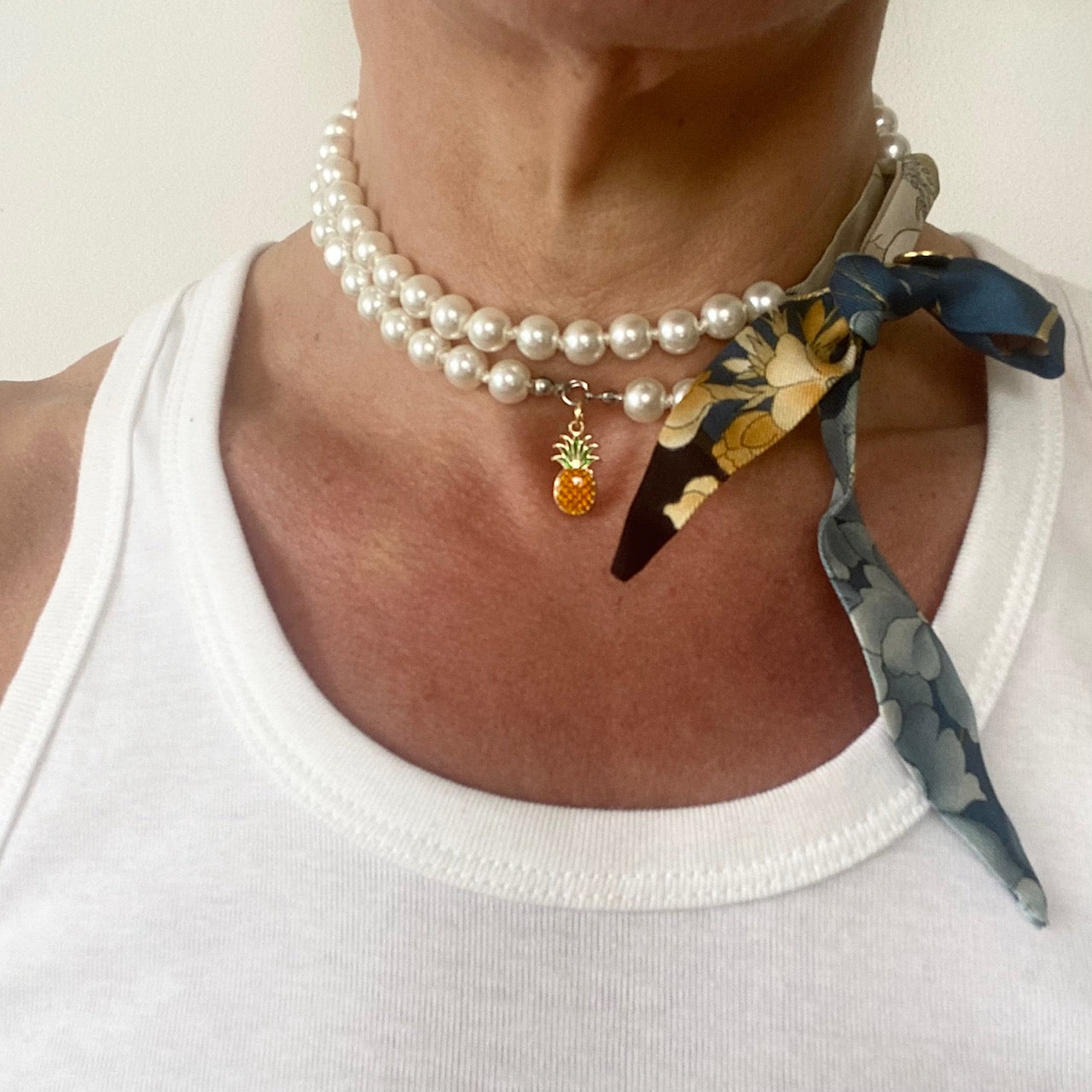 collier de perles fantaisie twilly  en soie foulard Valentino vintage revalorisé par Bonjour Cocotte