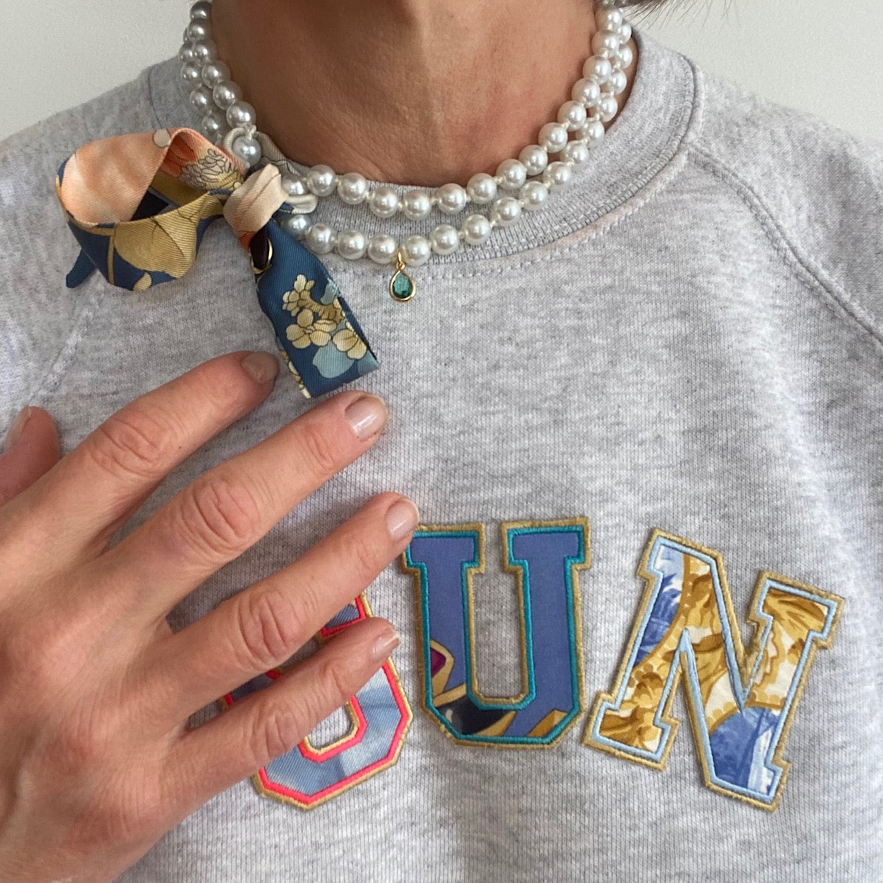 collier de perles fantaisie twilly  en soie foulard Valentino vintage revalorisé