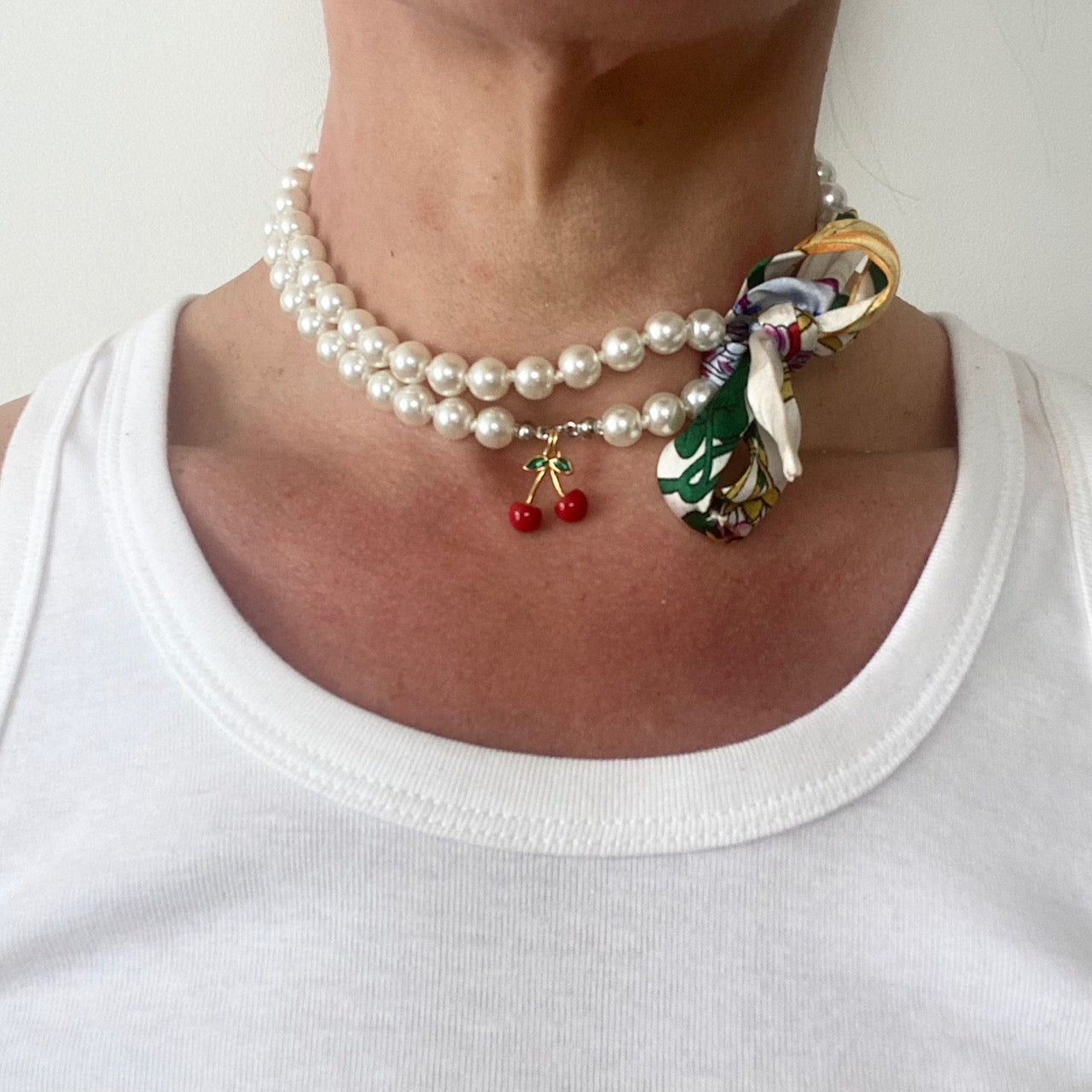 collier de perles fantaisie twilly  en soie foulard Gucci vintage revalorisé par Bonjour Cocotte