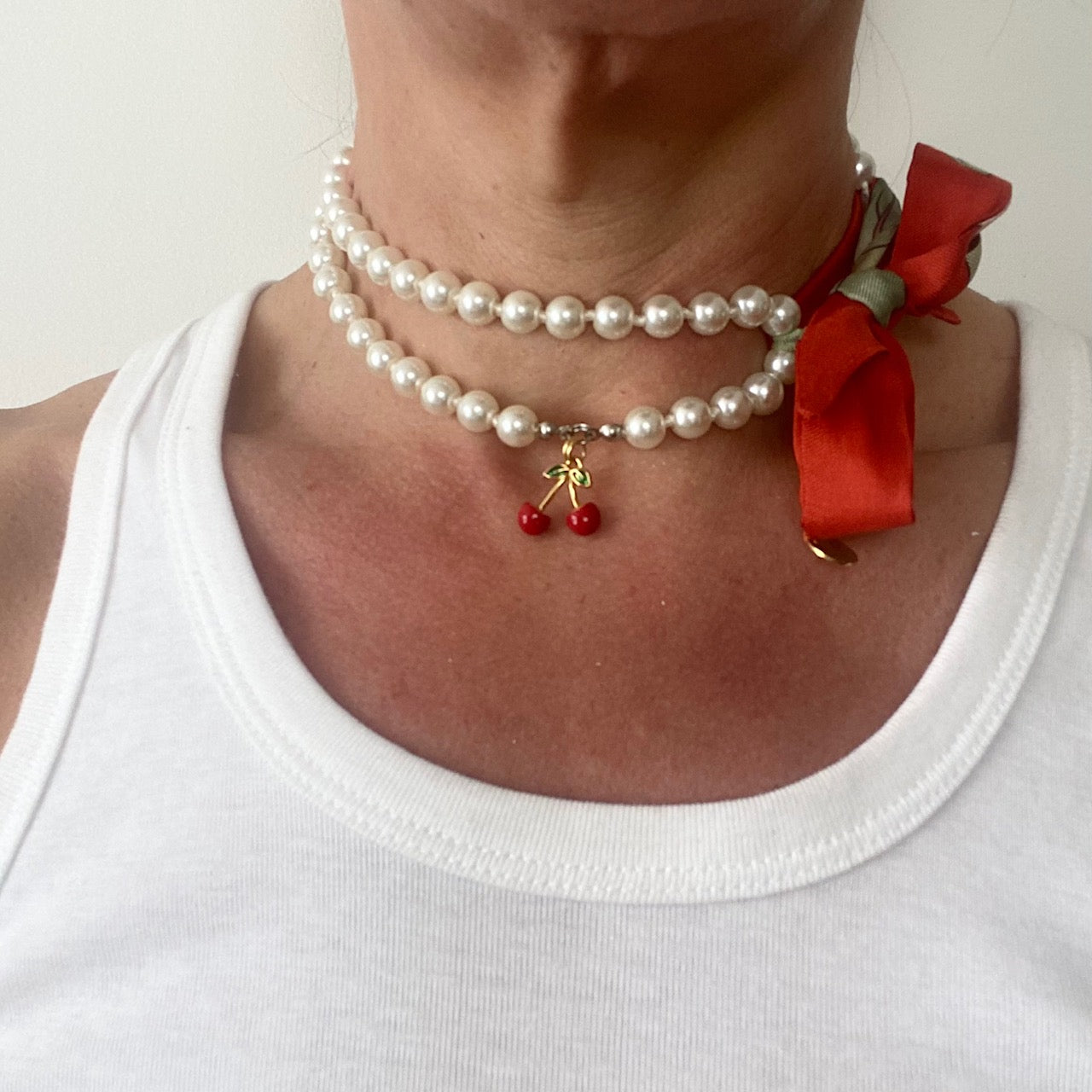 collier de perles fantaisie twilly  en soie foulard Valentino vintage revalorisé par Bonjour Cocotte