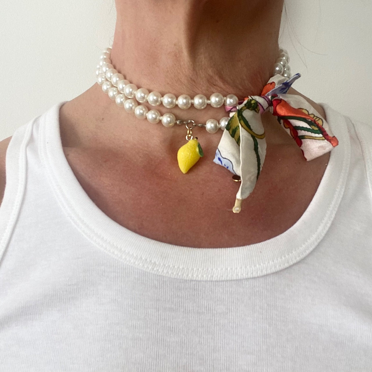 collier de perles fantaisie twilly  en soie foulard Gucci vintage revalorisé par Bonjour Cocotte