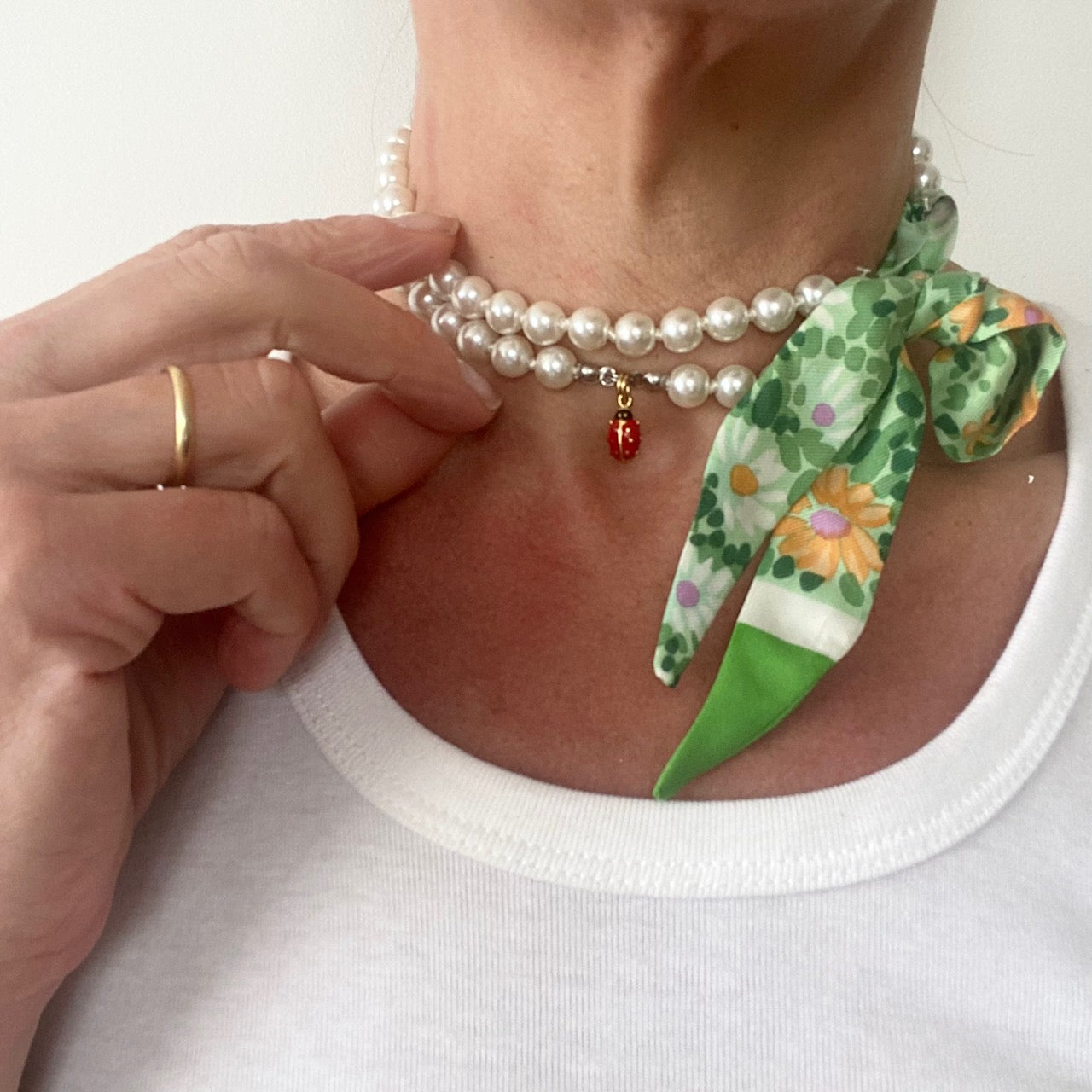collier de perles fantaisie twilly  en soie foulard Dior vintage revalorisé par Bonjour Cocotte