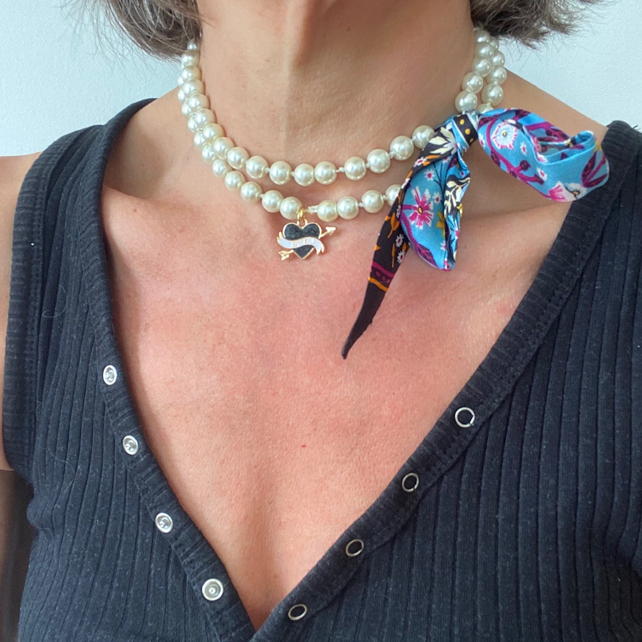 collier de perles fantaisie twilly  en soie foulard Balmain vintage revalorisé