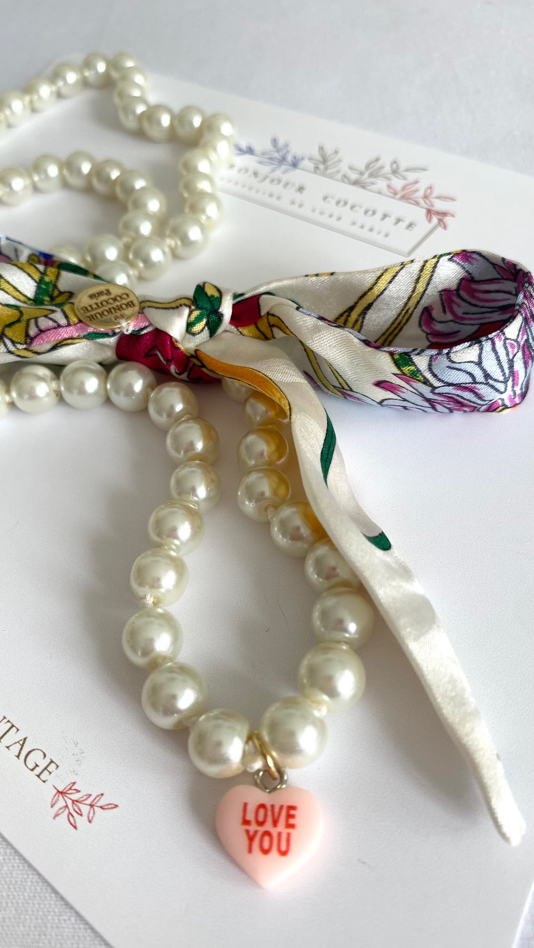 collier en perles d'imitation avec charms et twilly en  soie réalisé dans un  foulard vintage revalorisé Gucci.