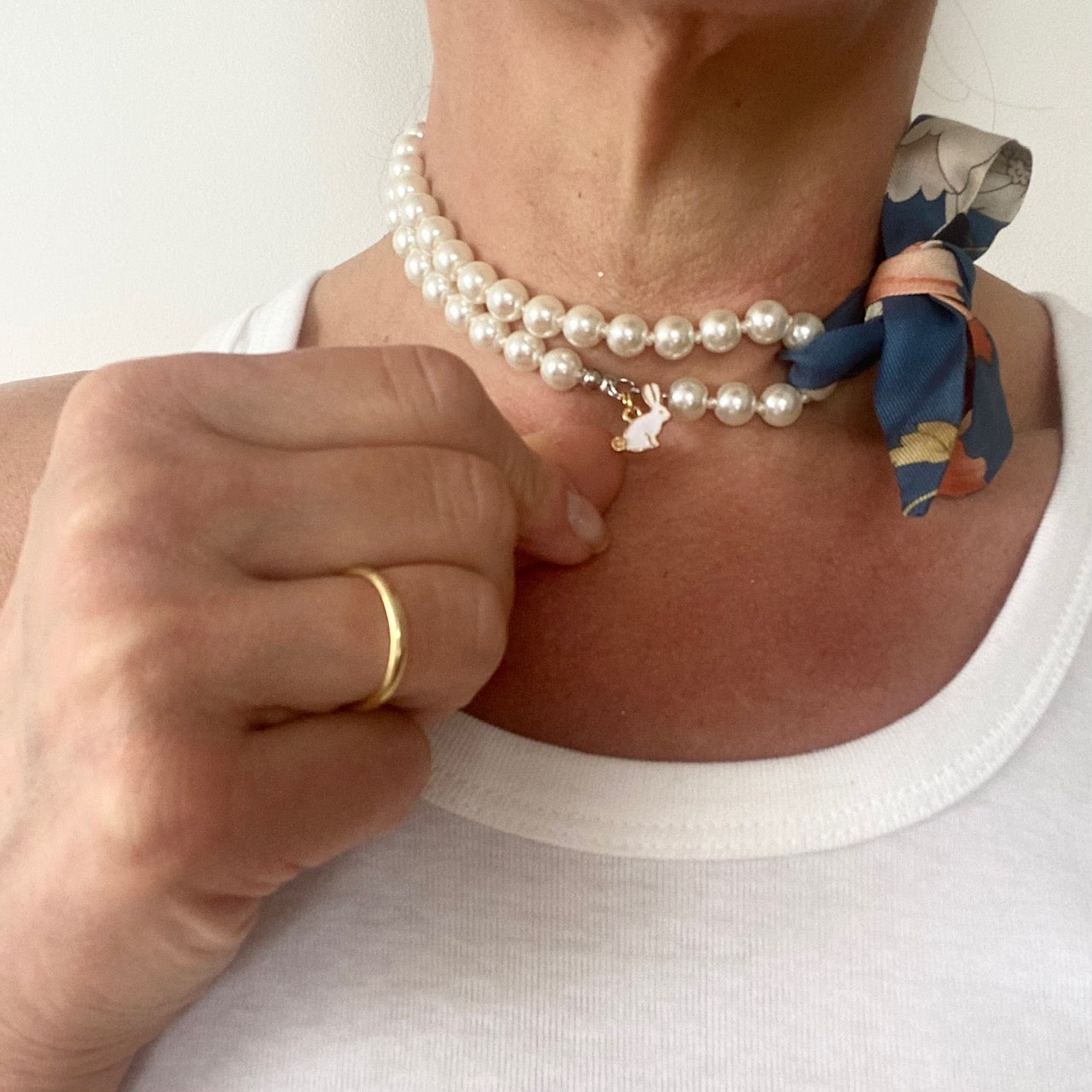 collier de perles fantaisie twilly  en soie foulard Valentino vintage revalorisé par Bonjour Cocotte