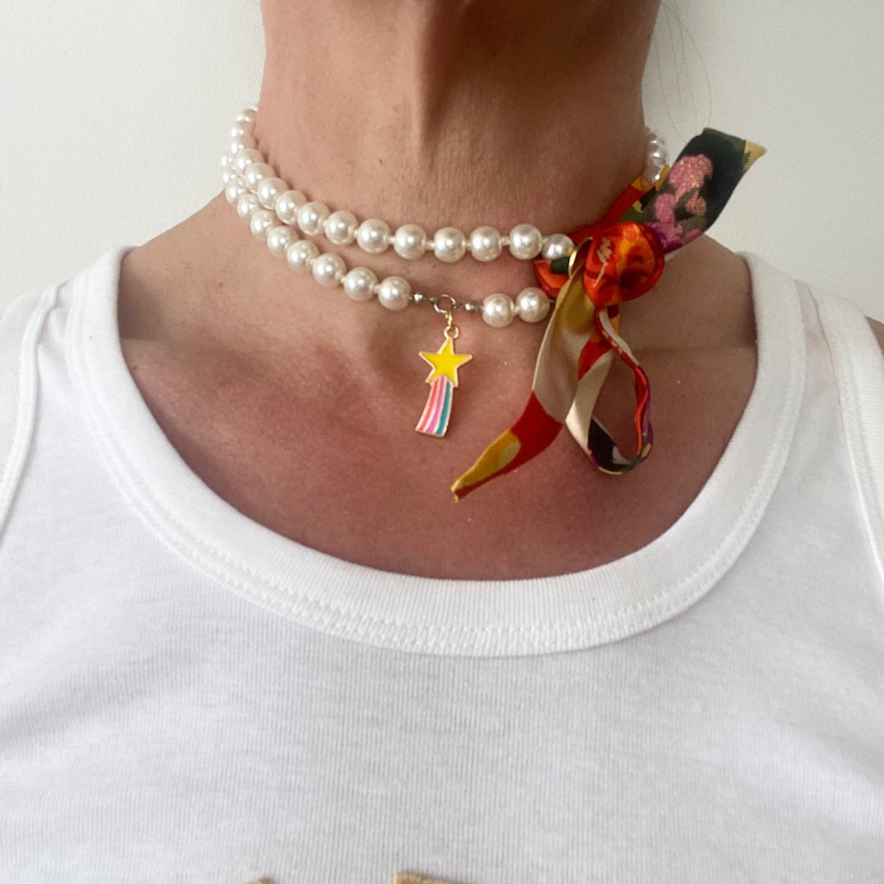 collier de perles fantaisie twilly  en soie foulard Ungaro vintage revalorisé par Bonjour Cocotte