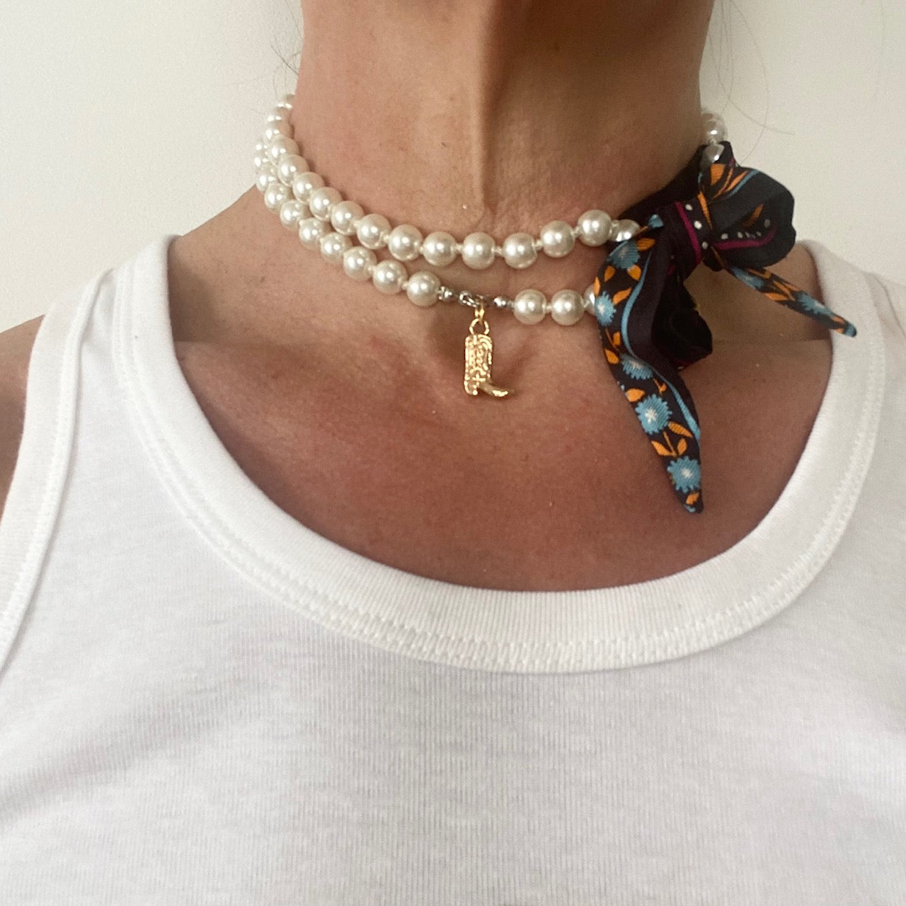 collier de perles fantaisie twilly  en soie foulard Balmain vintage revalorisé par Bonjour Cocotte
