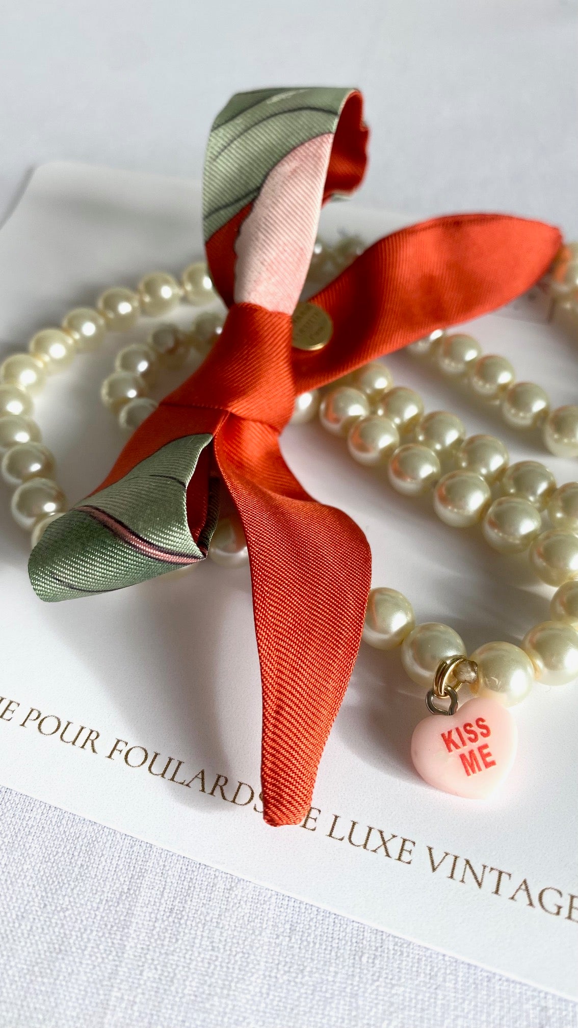 collier en perles d'imitation avec charms et twilly en  soie réalisé dans un  foulard vintage revalorisé Valentino