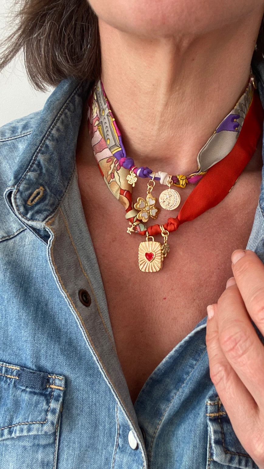 collier talisman bandana en soie upcyclée de luxe vintage