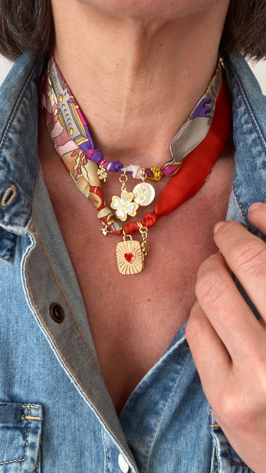 collier talisman bandana en soie upcyclée de luxe vintage