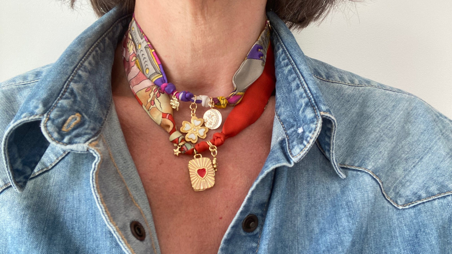 collier talisman bandana en soie upcyclée de luxe vintage