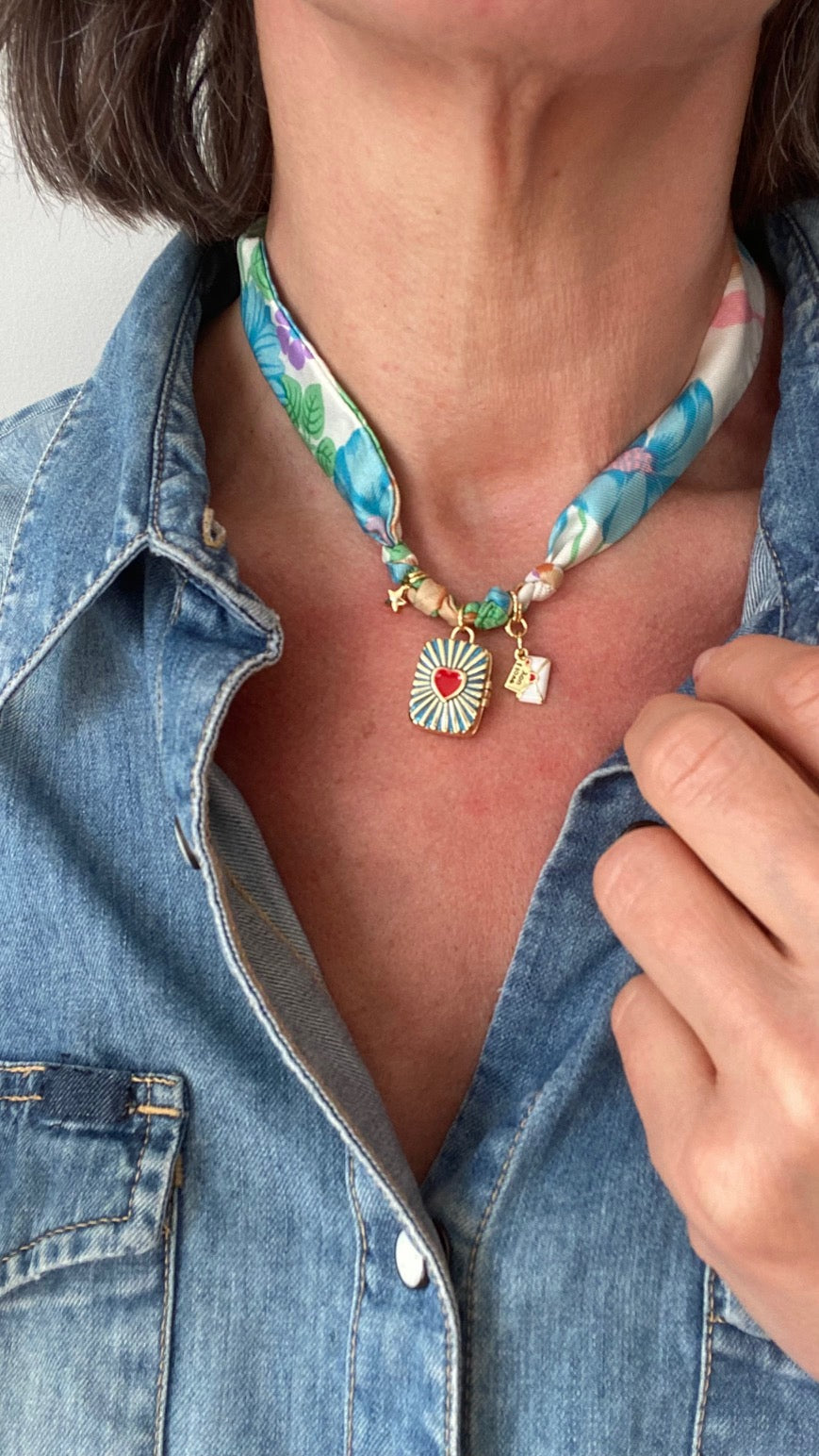 collier talisman bandana en soie upcyclée de luxe vintage