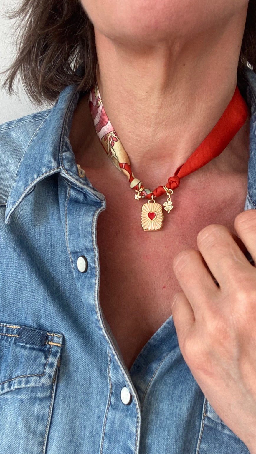 collier talisman bandana en soie upcyclée de luxe vintage