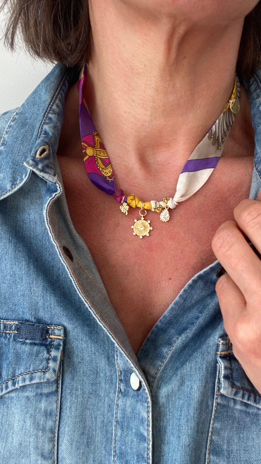 collier talisman bandana en soie upcyclée de luxe vintage