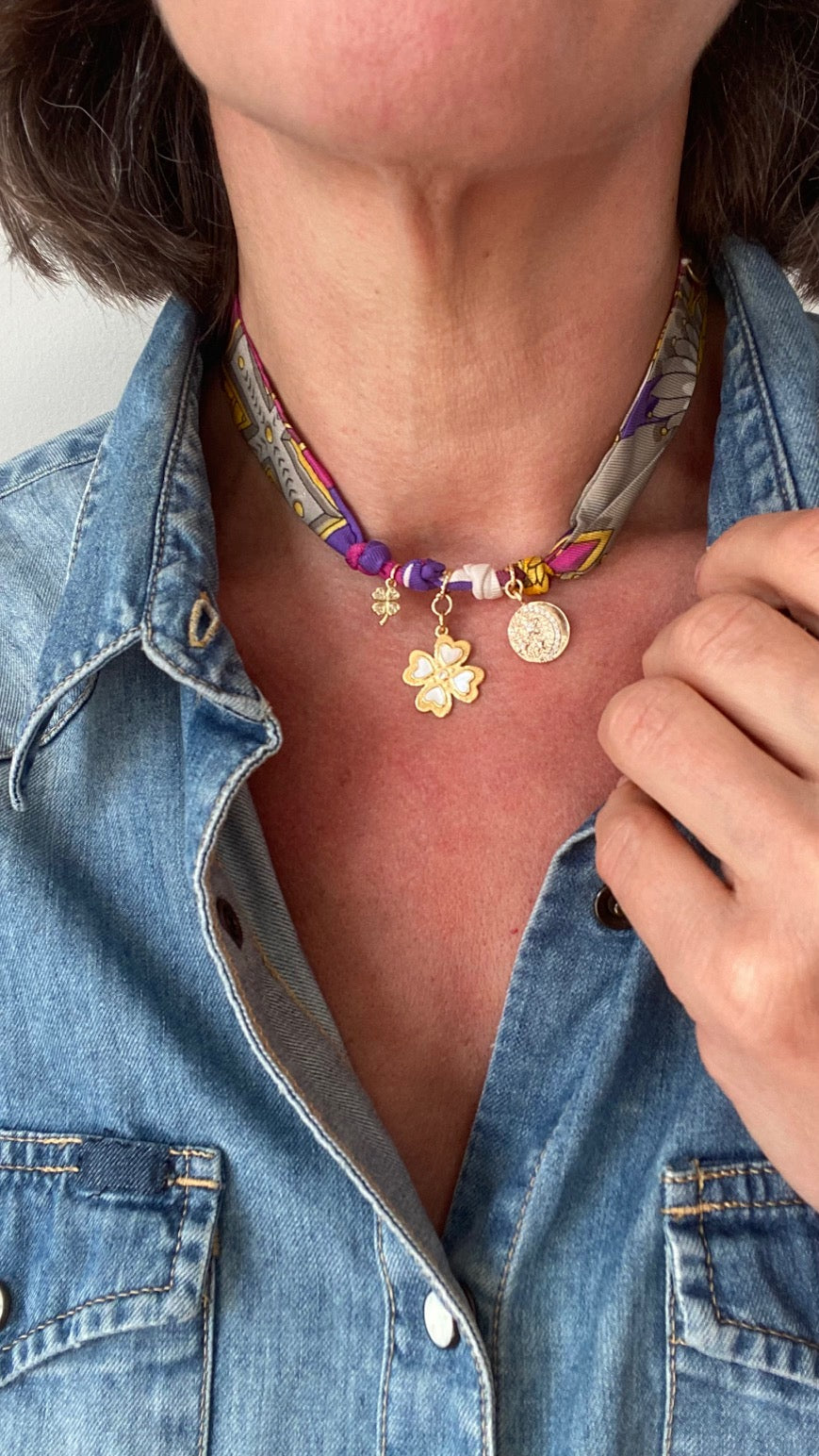 collier talisman bandana en soie upcyclée de luxe vintage