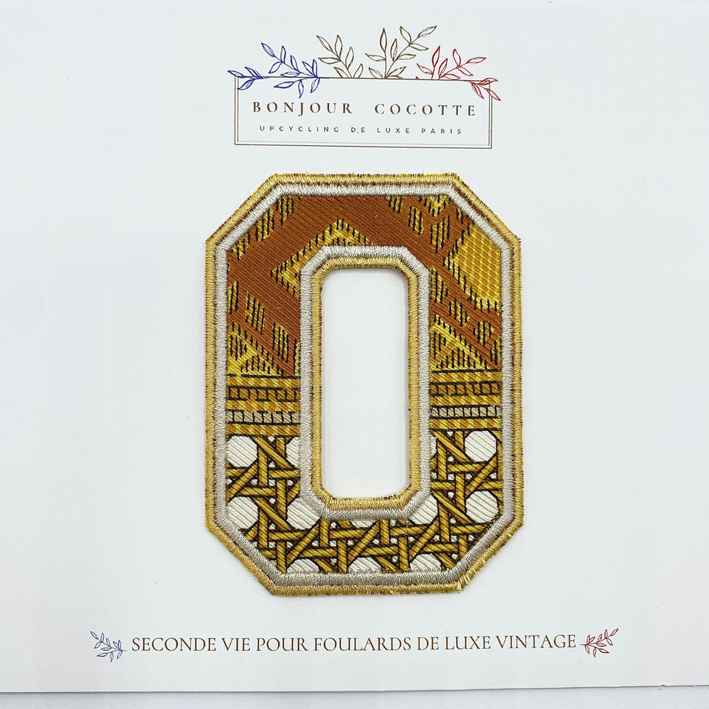 
                  
                    Patch brodé thermocollant chiffres "0", issu d’un foulard en soie Dior revalorisé
                  
                