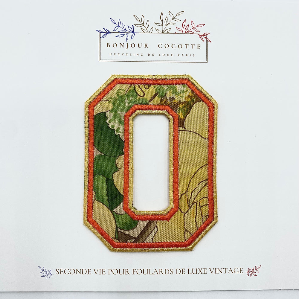 
                  
                    Patch brodé thermocollant chiffres "0", issu d’un foulard en soie Gianfranco Ferré revalorisé
                  
                
