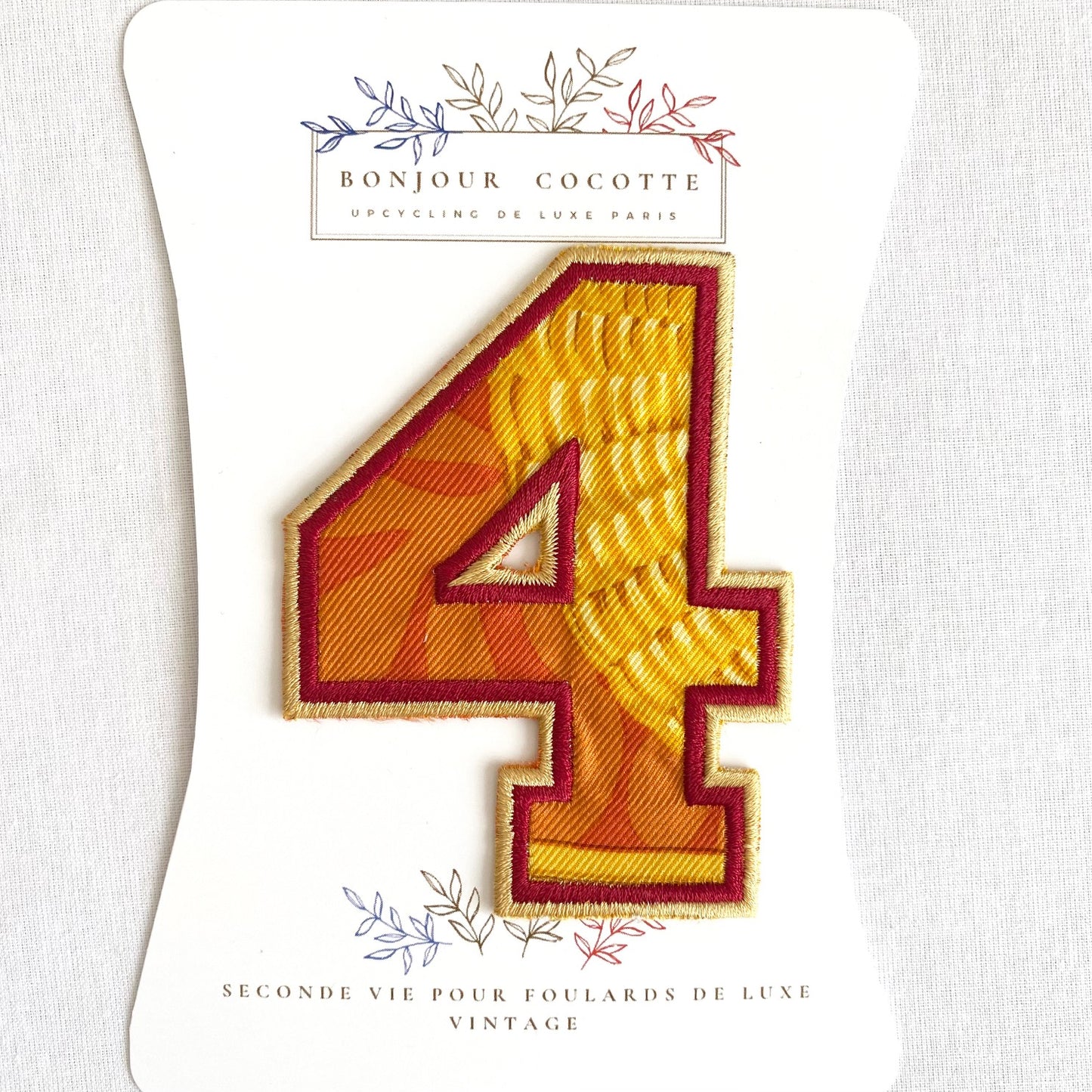 Patch brodé thermocollant chiffres "4", issu de l'upcycling d’un foulard en soie Dior