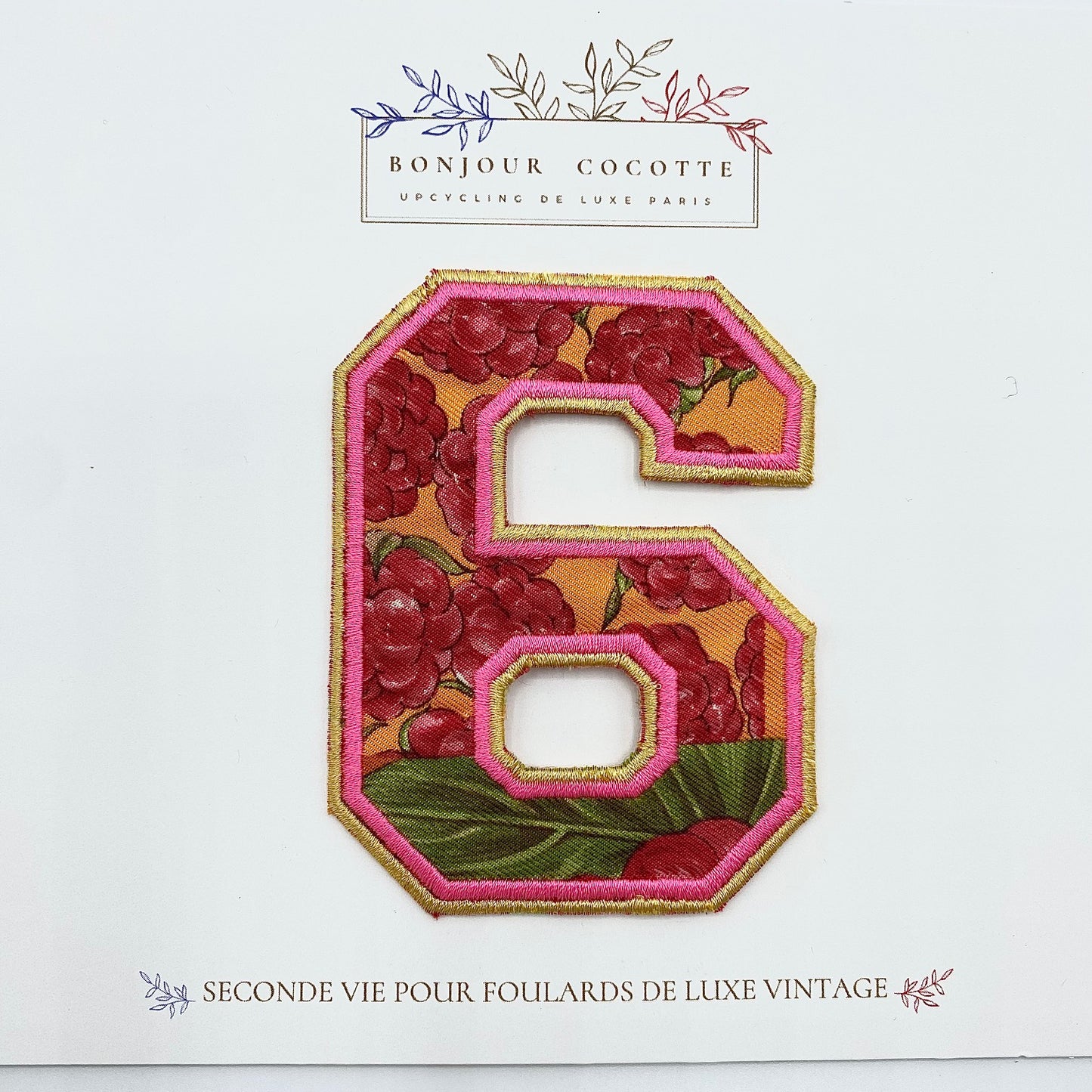 Patch brodé thermocollant chiffres "6", issu d’un foulard en soie Céline revalorisé