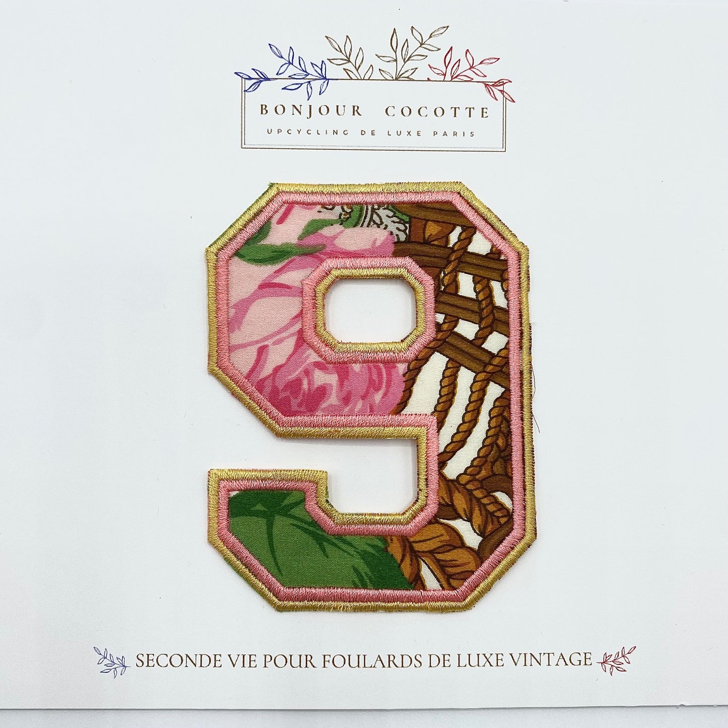 Patch brodé thermocollant chiffres "9", issu d’un foulard en soie Gianfranco Ferré revalorisé