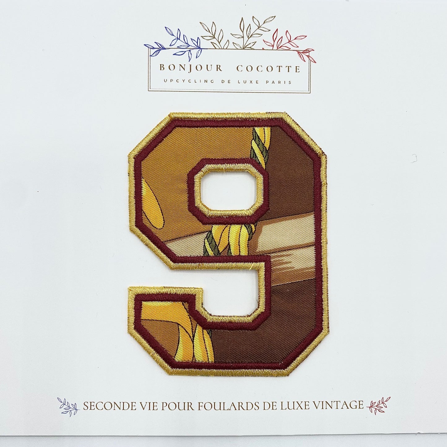 Patch brodé thermocollant chiffres "9", issu d’un foulard en soie Céline revalorisé