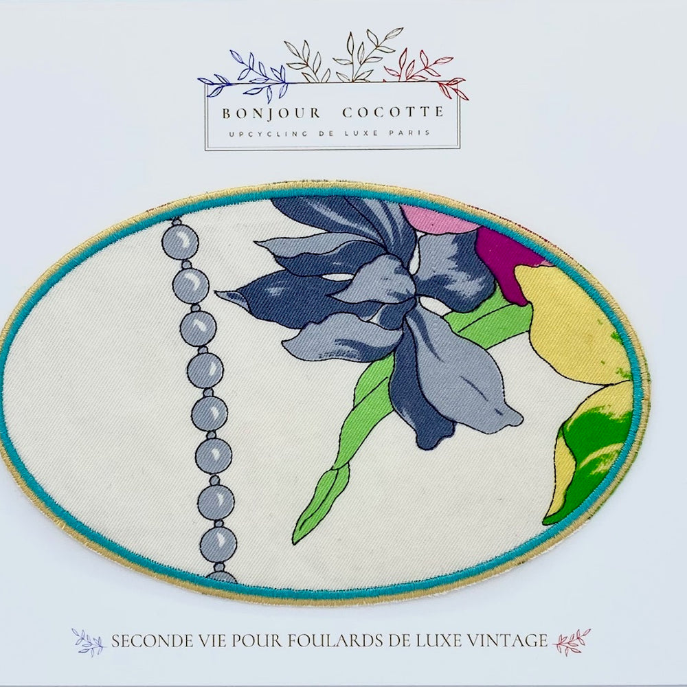 
                  
                    Patch brodé thermocollant en forme de coudières, issu d’un foulard en soie Dior revalorisé
                  
                