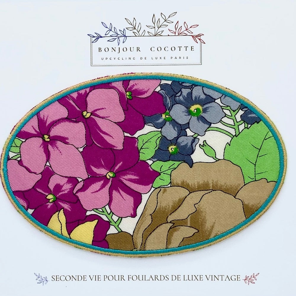 
                  
                    Patch brodé thermocollant en forme de coudières, issu d’un foulard en soie Dior revalorisé
                  
                