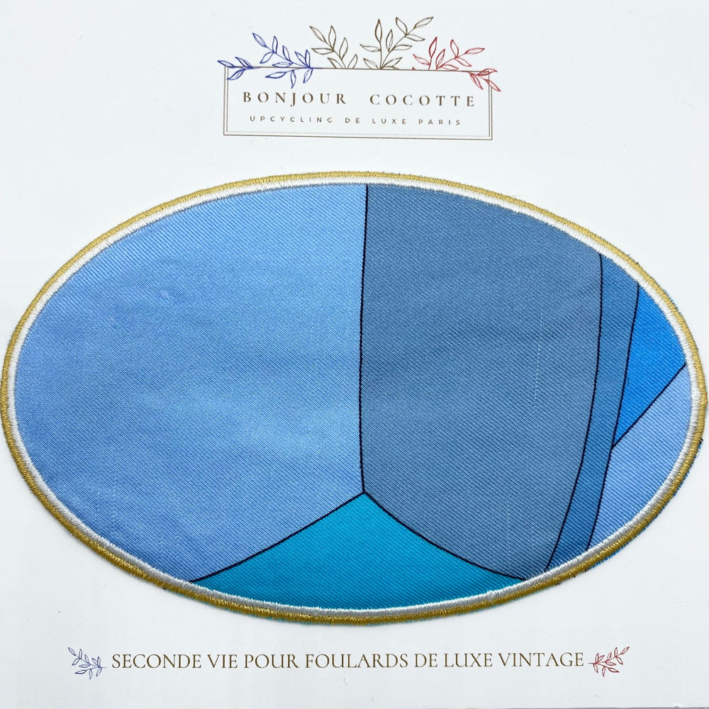 Patch brodé thermocollant en forme de coudières, issu d’un foulard en soie Pucci revalorisé