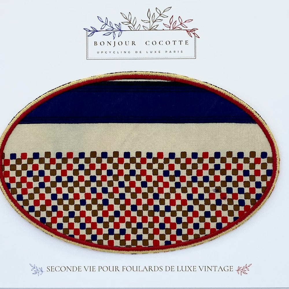 Patch brodé thermocollant en forme de coudières, issu d’un foulard en soie Yves Saint Laurent revalorisé