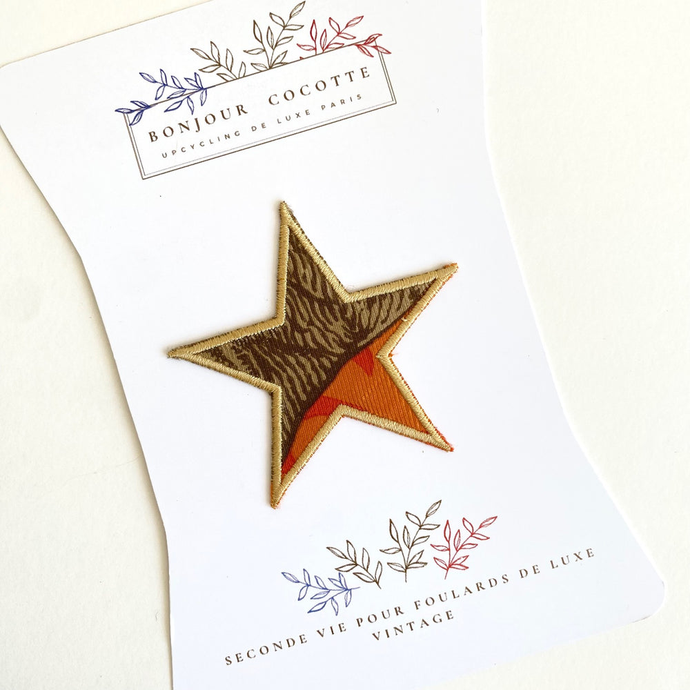 
                  
                    Patch brodé thermocollant symboles "étoile", issu d’un foulard en soie Dior revalorisé
                  
                