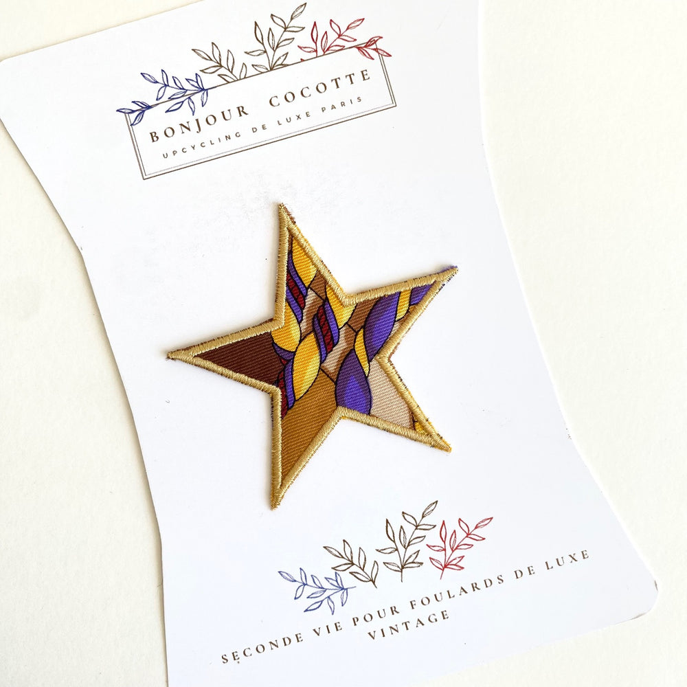
                  
                    Patch brodé thermocollant symboles "étoile", issu d’un foulard en soie Céline revalorisé
                  
                
