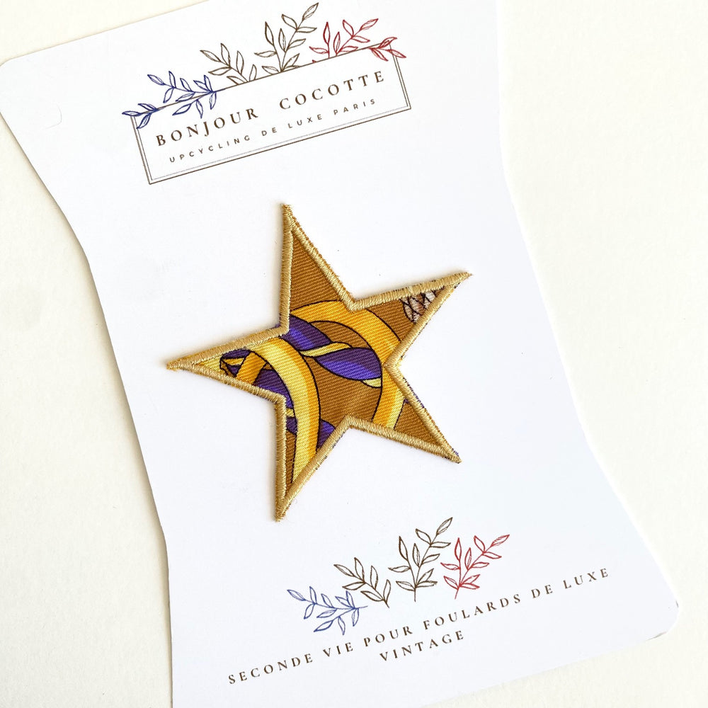 
                  
                    Patch brodé thermocollant symboles "étoile", issu d’un foulard en soie Céline revalorisé
                  
                