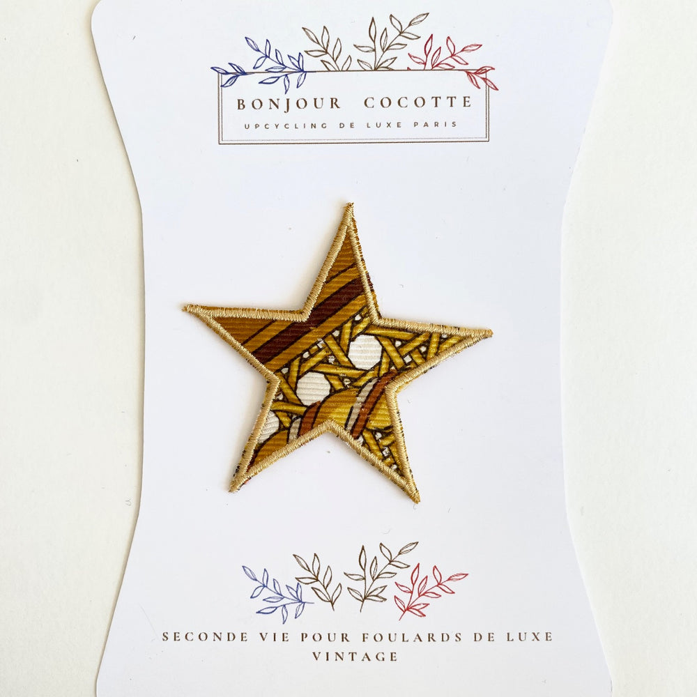 
                  
                    Patch brodé thermocollant symboles "étoile", issu d’un foulard en soie Dior revalorisé
                  
                