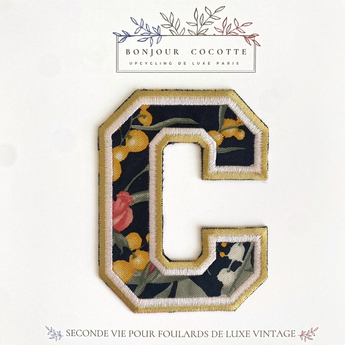 patch  brodé thermocollant grande lettre C foulard vintage Dior upcyclé par Bonjour Cocotte