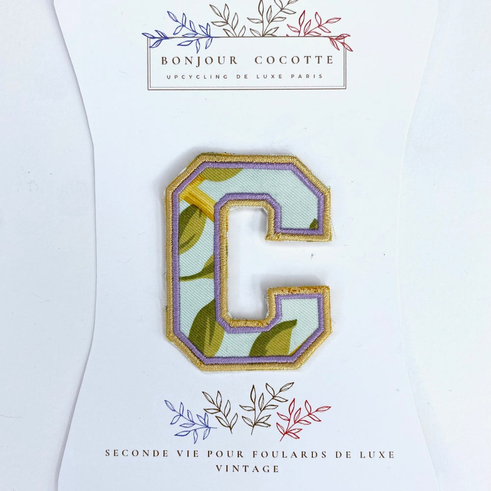 
                  
                    Patch brodé thermocollant petite lettre C, issu d’un foulard en soie Dior revalorisé
                  
                