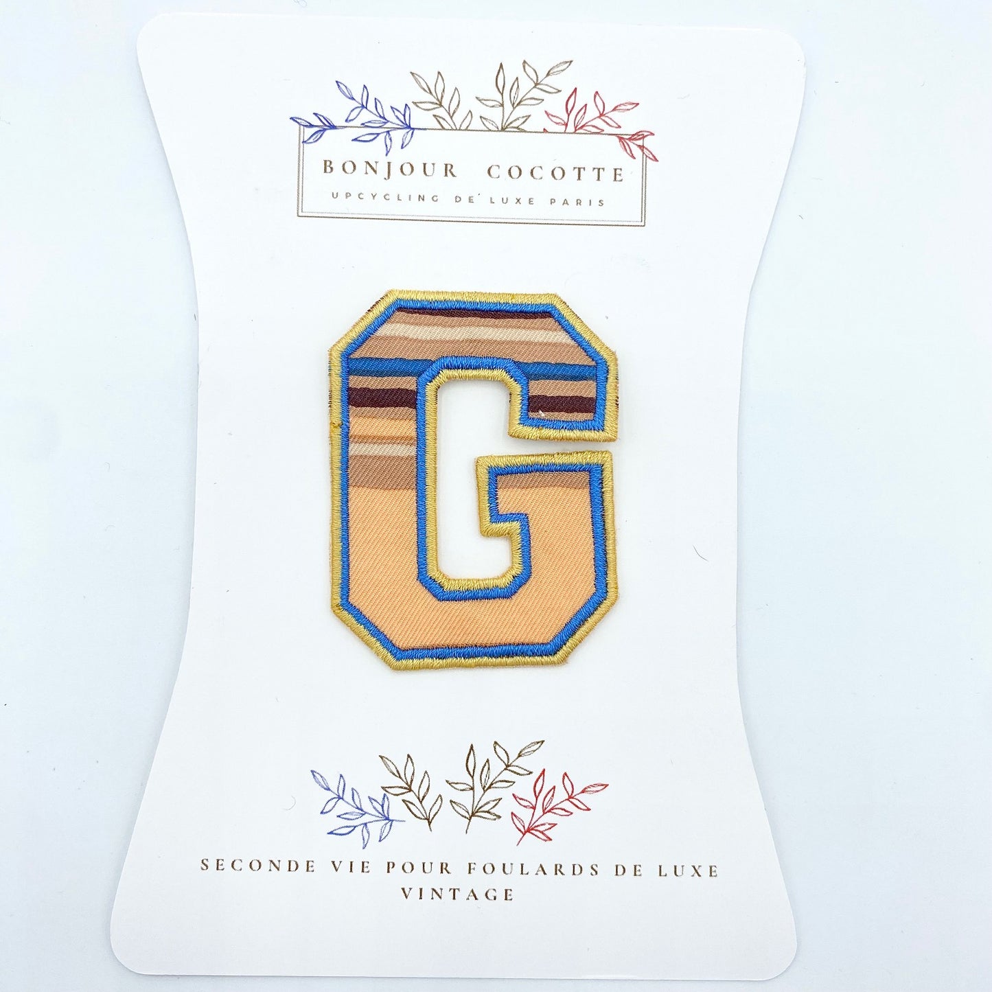 Patch brodé thermocollant petite lettre G issu d’un foulard en soie Dior revalorisé