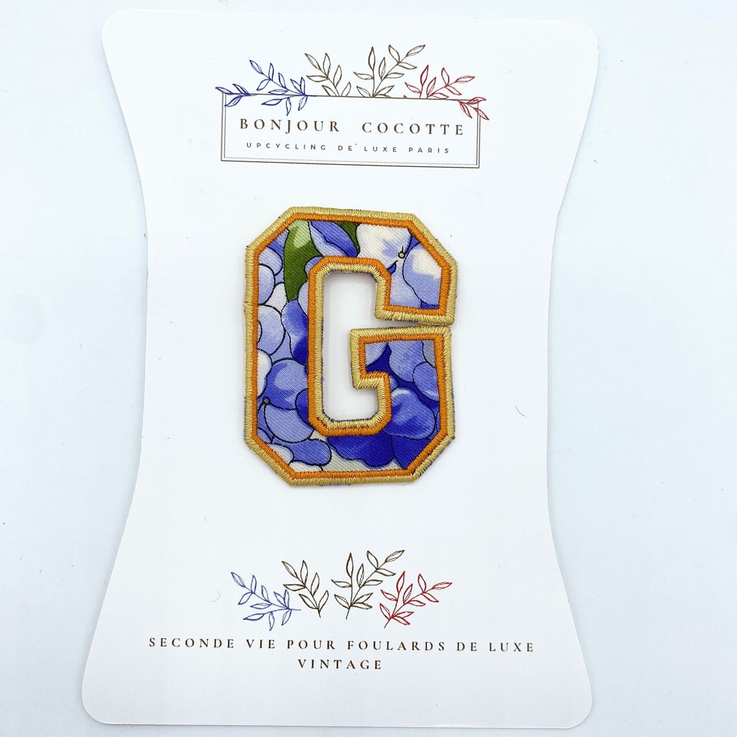 Patch brodé thermocollant petite lettre G issu d’un foulard en soie Valentino revalorisé