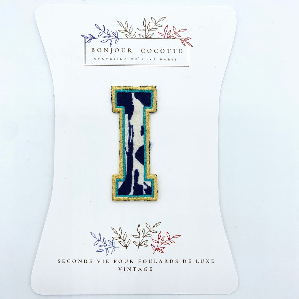 Patch brodé thermocollant petite lettre  I issu d’un foulard en soie Givenchy revalorisé