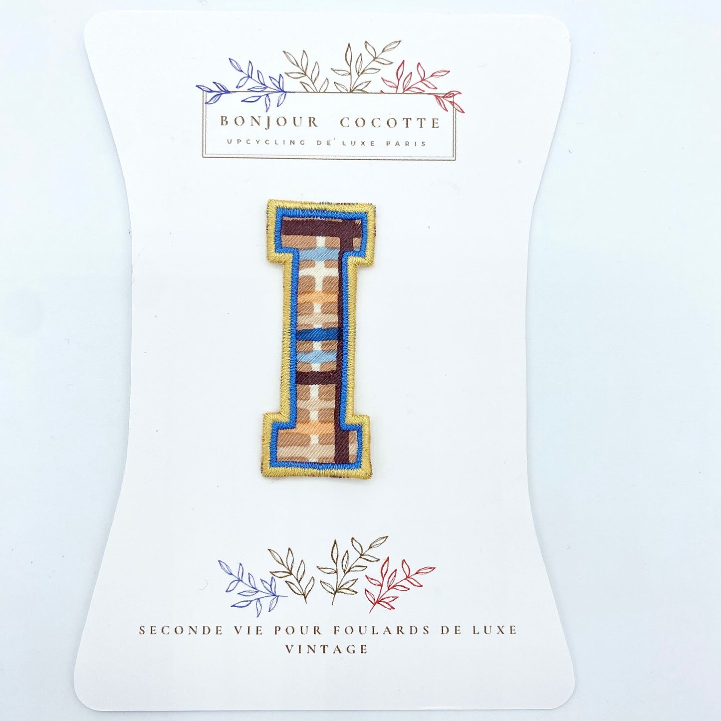 Patch brodé thermocollant petite lettre I issu d’un foulard en soie Dior revalorisé