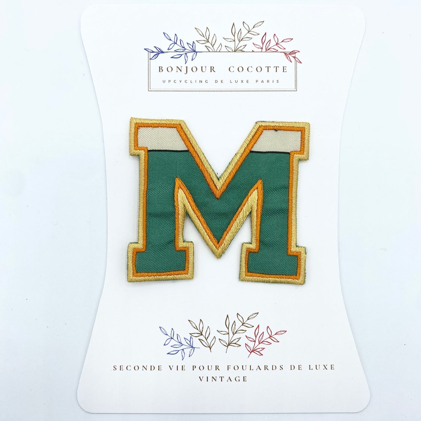 Patch brodé thermocollant petite lettre M, issu d’un foulard en soie Gucci revalorisé